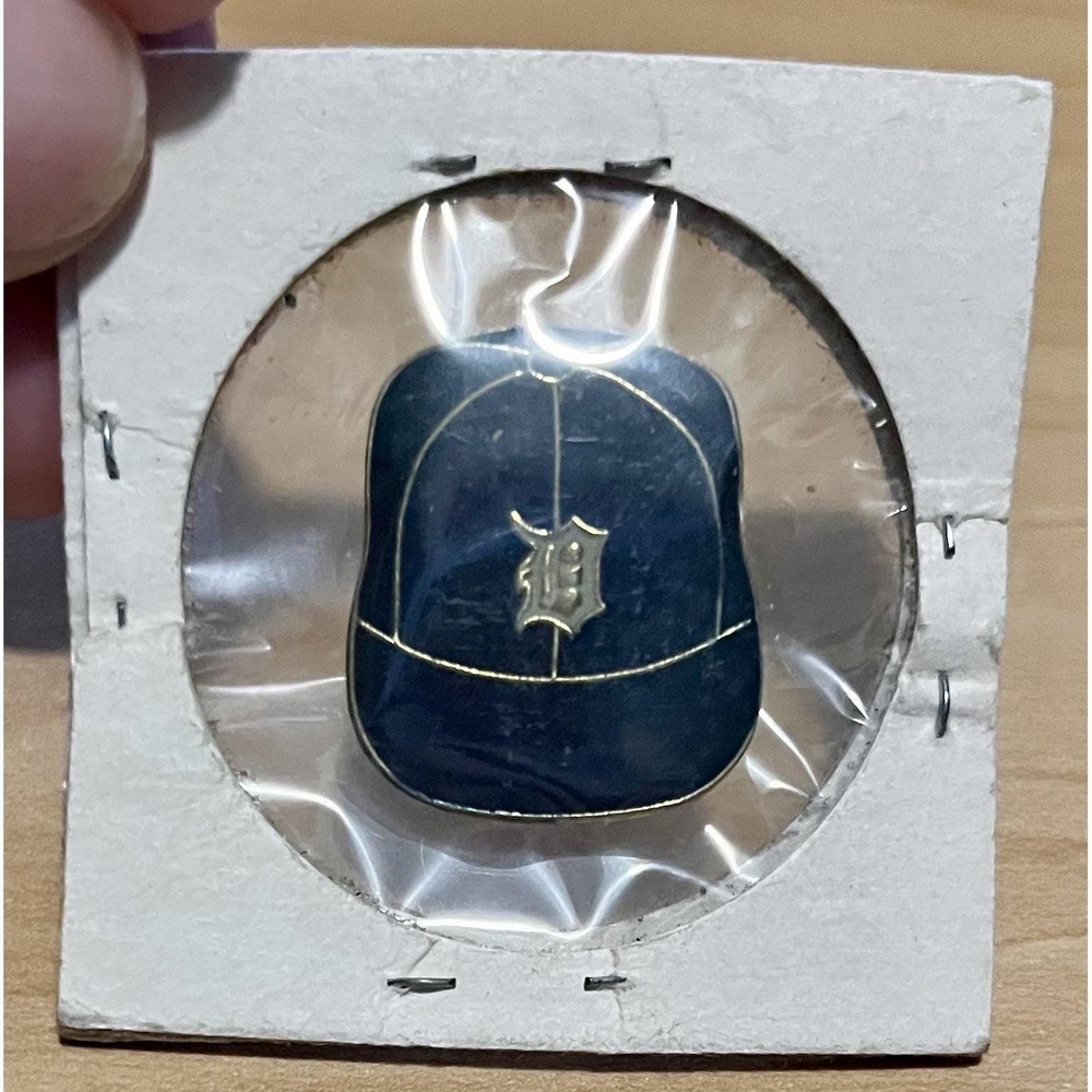 Vtg Detroit Tigers MLB Baseball Cap Lapel Pin 1980s In Sealed Coin Flip Holder
